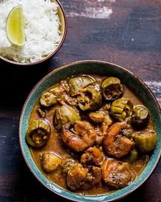 Aloo Potol Chingri is a Bengali  recipe. Potol (parval/ pointed gourd) is an essential vegetable in the summer months! 
This everyday mundane vegetable gets a complete makeover when you add some shrimps to it. The flavor of the shrimp gives a great taste to the final dish.
Recipe is in the archives @ www.mellownspicy.com
.
.
.
.
.
. .
.
.
.
. .
.
.
.
. .
.
.
.
.
#mellownspicy #bengalicuisine  #kolkatainstagrammers #indiancuisine #indianfoodstories #indianfoodbloggers #tasteofcalcutta #indianfoodiesquad #ig_calcutta #foodstyling #foodphotography #onmytable  #styleonmytable #gloobyfood #livefolk #lifeandthyme #goodeats #bbcgoodfood #feedfeed #huffposttaste #bhgindia #ndtvfood #yahoofood #foodtalkindia #hautecuisines #buzzfeedfood #buzzfeast #comfortfood #foodgasm #lafoodblogger